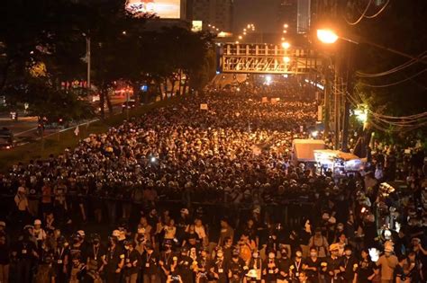 泰國示威延燒德國使館 與保王派隔空交火 泰王旅德爭議成焦點