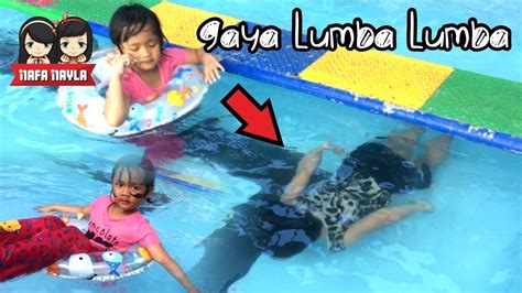 Anak Kecil Belajar Berenang Di Kolam Renang Waterboom Dengan Gaya Bebas
