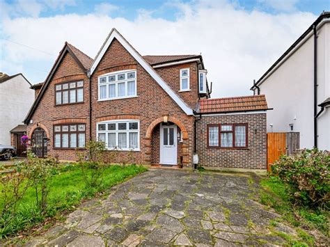 3 Bed Semi Detached House For Sale In Colborne Way Worcester Park Kt4