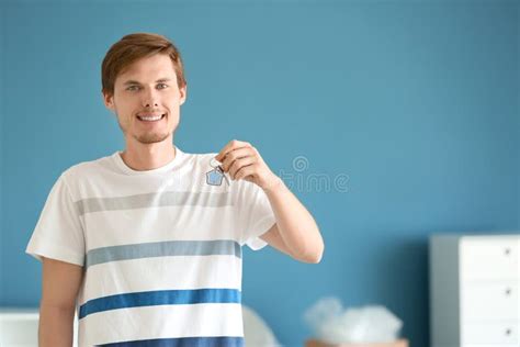 Hombre Feliz Joven Que Lleva A Cabo Llave De Su Nueva Casa Dentro