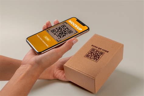 Persona escaneando código qr en caja de cartón con teléfono inteligente