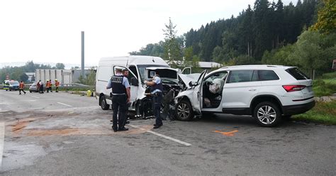 B32 Bei Amtzell Schwerer Unfall Mit Schwerverletzten Und Einem Todesopfer