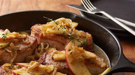 Skillet Smothered Pork Chops With Apples And Onions Recipe Pillsbury