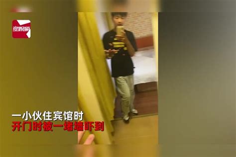 小伙住宾馆开门被墙“封死”，走完狭窄楼梯才进房：镜子还对着床 楼梯 小伙 镜子