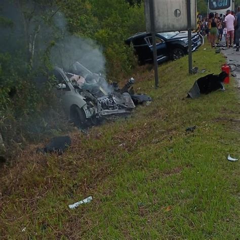 Motorista morre após perder controle de veículo e bater contra ônibus e