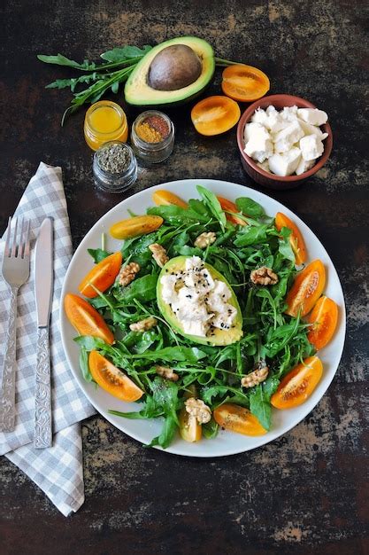 Salada de fitness saudável rúcula abacate queijo feta e tomate