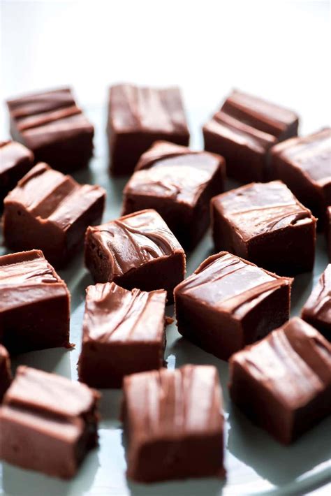 Chocolate Fudge {Just 10 Minutes to Make!} | Lil' Luna