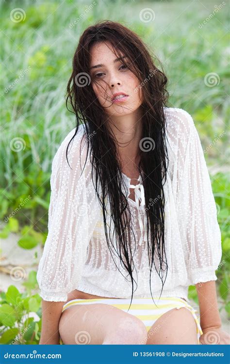 Jeune Femme Attirant Dans Un Bikini Photo stock Image du beauté