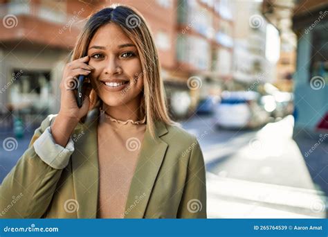 Joven Latina Sonriendo Confiada Hablando En El Smartphone De La Calle Imagen De Archivo Imagen