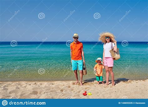 Fam Lia Na Praia Em Gr Cia Imagem De Stock Imagem De Praia