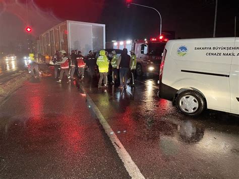 Sakarya da minibüs konteyner yüklü TIR a çarptı 1 ölü 2 yaralı Son