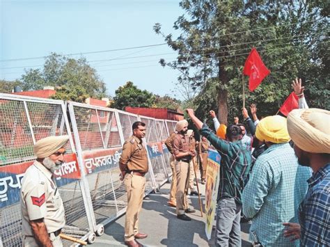 विधायक के घर के घेराव करने जा रहे मीटर रीडरों को पुलिस ने रोका Police Stopped The Meter