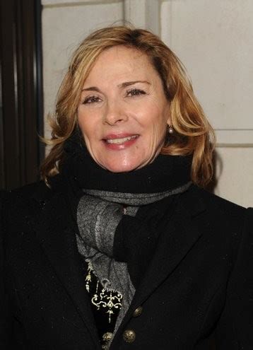 Atriz de Sex and the City compara o sentimento de amor verdadeiro ao efeito de drogas Vírgula