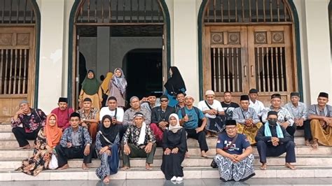 Seru Ziarah Ke Makam Di Tengah Laut Kaliunjar Wisata Religi