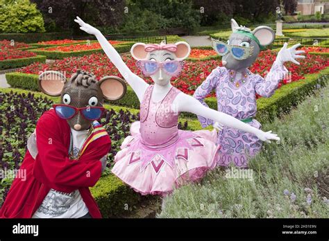 Angelina Ballerina Aj The Hip Hop Mouse And Miss Mimi Take Time Out From Their Performances At