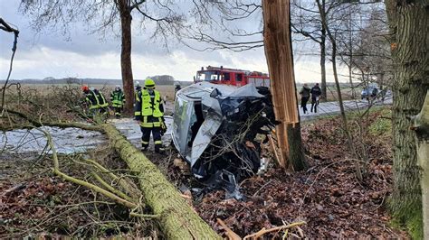 Schlimmer Unfall Im Kreis Stade Autofahrer Stirbt Bei Kollision Mit