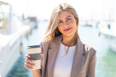 Premium Photo Pretty Blonde Uruguayan Woman Holding A Take Away