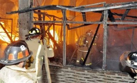 Tres De Febrero Voraz Incendio En Una Fábrica De Medias