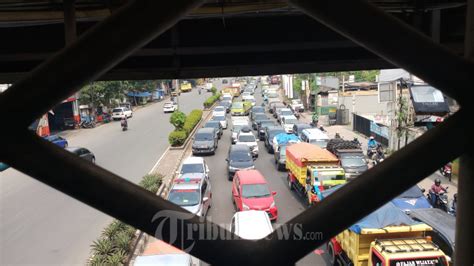 Perpanjang PPKM Level 4 Gading Serpong Lalin Padat Merayap Foto 2