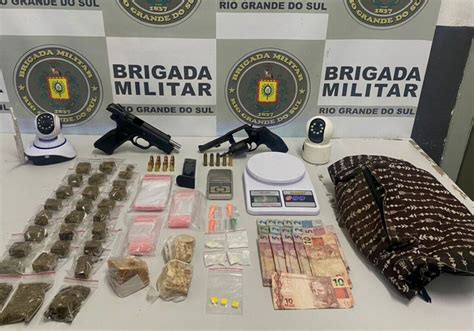 Batalhão de Choque prende homem armas munições e drogas bairro