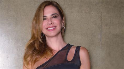 Luciana Gimenez mostra abdômen definido aos 51 anos