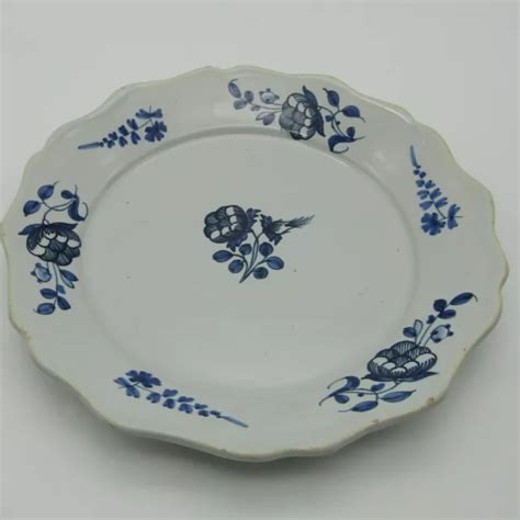 NEVERS ASSIETTE EN faïence décor de fleurs en camaïeu bleu XVIIIe