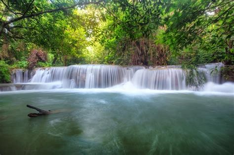 Hermosa Cascada De Huay Mae Khamin En La Selva Tropical En El Parque