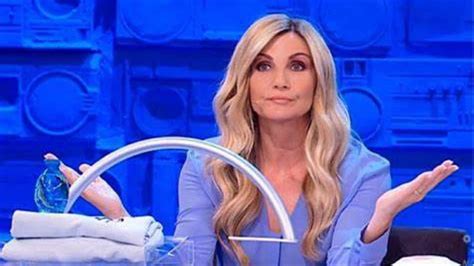 Amici Lorella Cuccarini Durissima Contro Ndg Sono Nerissima Ti