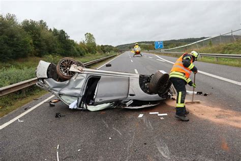 Fahrbahn nass Auto überschlägt sich auf der A60