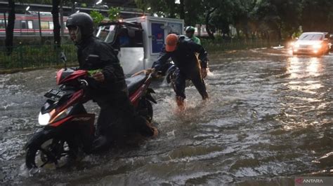 Rt Wilayah Jakarta Timur Dilanda Banjir Akibat Kali Ciliwung Meluap