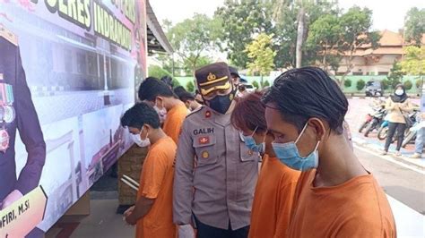 Todong Orang Dua Preman Mabuk Ini Kewalahan Setelah Senjata Tajamnya