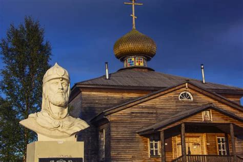 Iglesia cerca del monumento al príncipe Alejandro Nevski Varzuga un