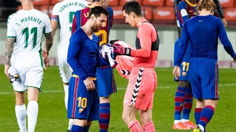 Video Viral El Gesto De Messi Con El Arquero De Elche Que Recorre El Mundo Mdz Online