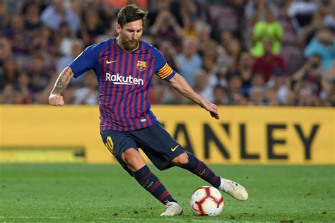 Lionel Messi Free Kick Wins Barcelona La Liga Opener Video Yahoo Sports