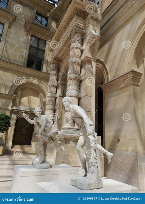 Esculturas En Museo Del Louvre En París Francia Fotografía editorial