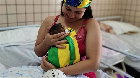 Bebês prematuros da Santa Casa de Sobral usam roupas do Brasil Farol