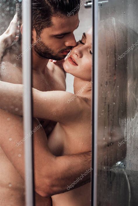 Apasionada Pareja Desnuda Abrazos Besos Mientras Toman Ducha Juntos