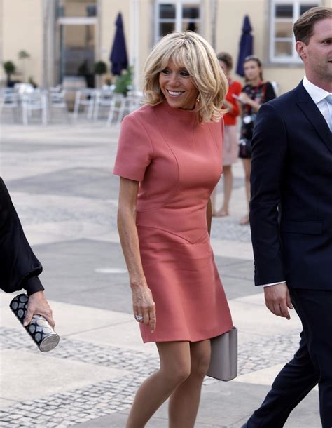 Brigitte Macron Ne Jure Que Par Cette Robe Et Elle Est Canon Elle