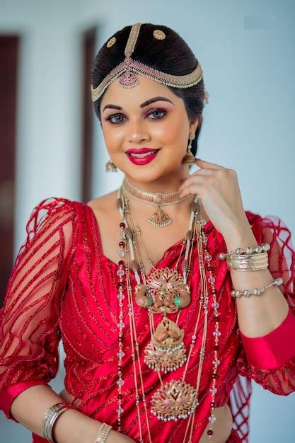 Una Mujer Con Un Vestido Rojo Con Joyas Foto Premium