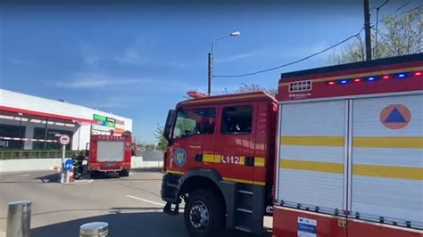 Incendiu Violent N Parcarea Unui Centru Comercial Din Bucure Ti Sute