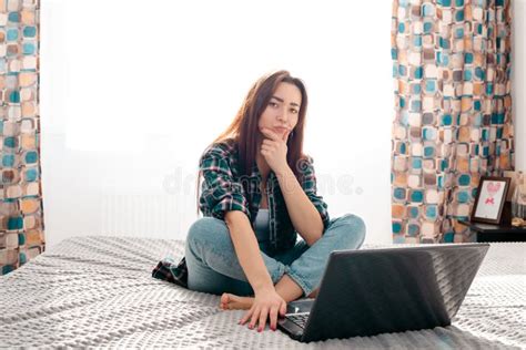 Eine Junge Brunette Frau Mit Nachdenklichem Aussehen Sitzt Auf Dem Bett