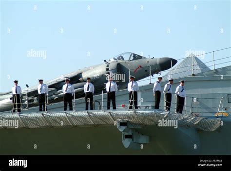 Royal Navy Le Porte Avions Hms Invincible Greenwich Photo Stock Alamy