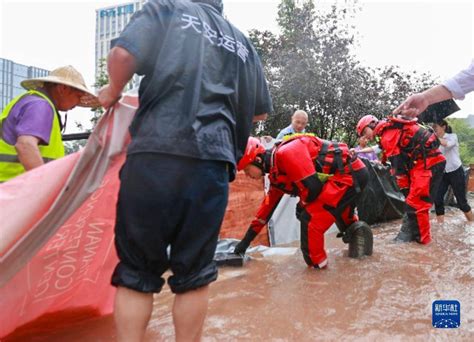 重庆13个区县遭遇暴雨 12条河流现超警戒水位洪水 搜狐大视野 搜狐新闻