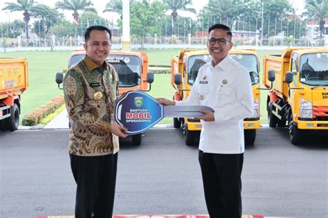 Pj Walikota Palembang Ratu Dewa Terima 15 Unit Mobil Kebersihan Dari