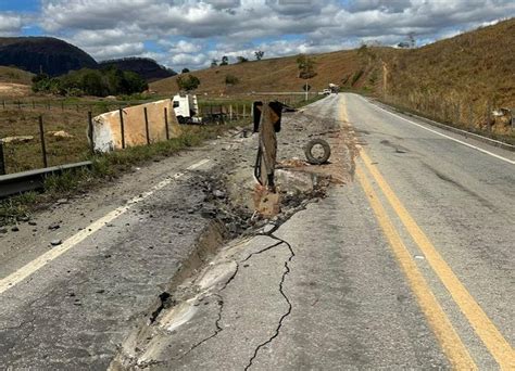 Br Fica Interditada Ap S Acidente Caminh O Que Carregava