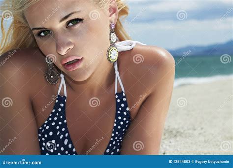 Belle Femme Blonde Sur La Plage Fille De Beauté Dans Le Bikini Vacances D été Photo stock