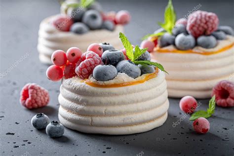 Postres Caseros Mini Pavlova Con Merengue Y Bayas Congeladas Postre