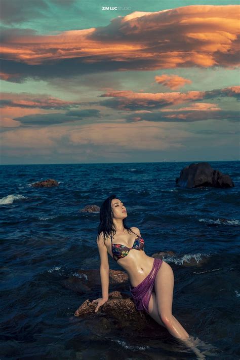 Quỳnh Búp Bê Phương Oanh khoe vóc dáng nóng bỏng cùng bikini