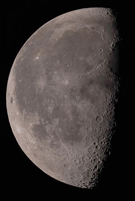 Una Vista Muy Grande Del último Cuarto De La Luna Foto De Archivo