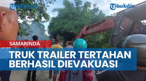 Truk Trailer Bermuatan Alat Berat Yang Tertahan Di Gunung Manggah